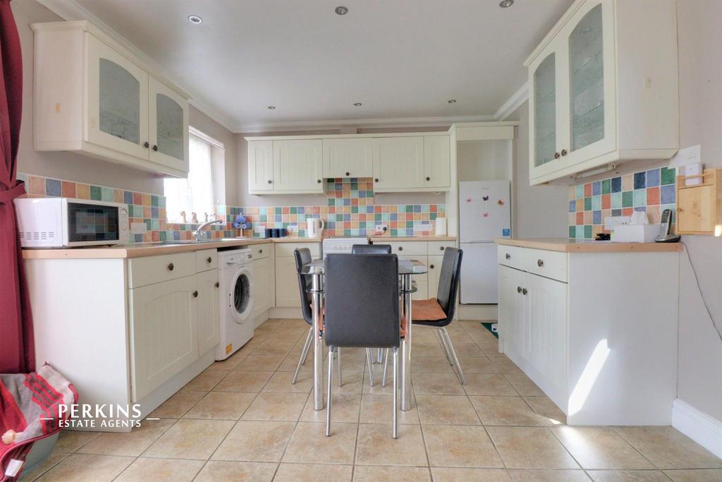 Kitchen2.jpg