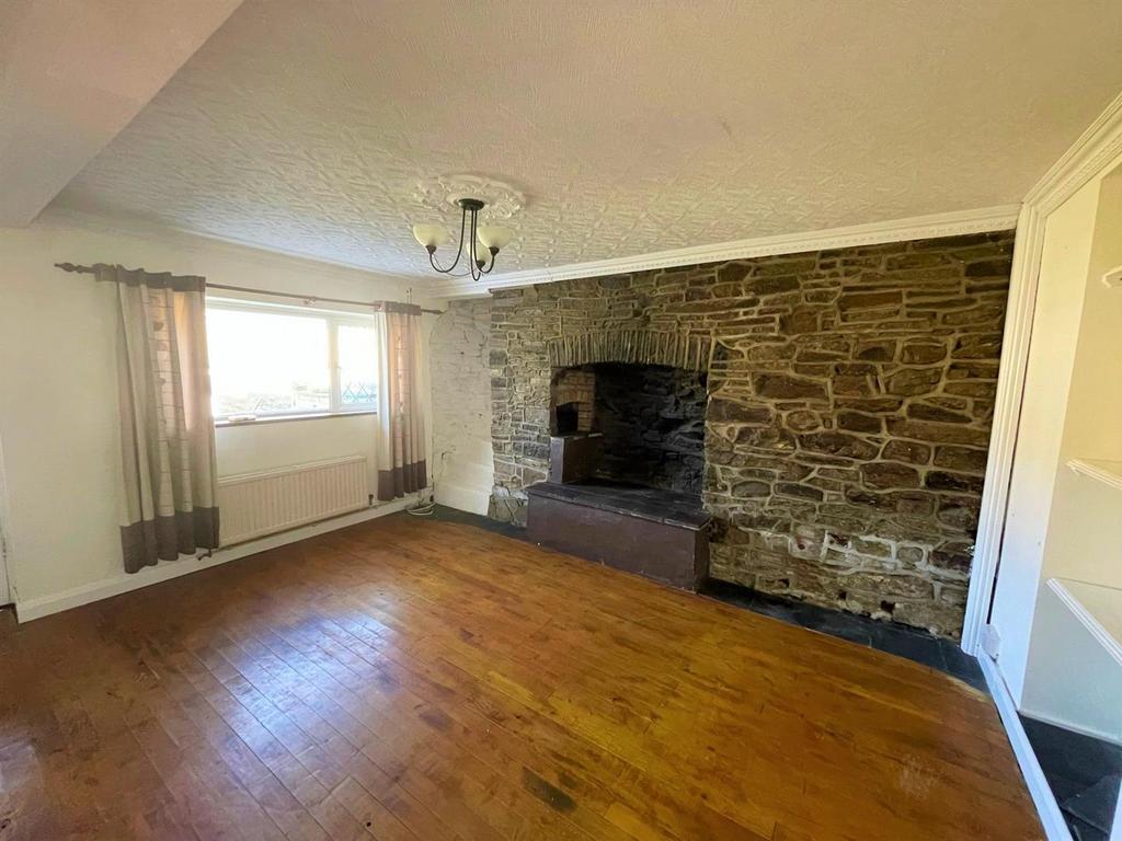 Oak Terrace, Coytrahen, Bridgend 4 bed cottage £167,500