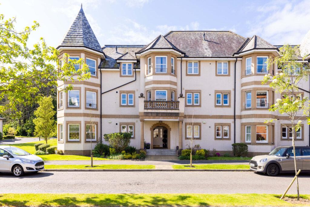 35/12 Rattray Grove, Greenbank, Edinburgh, EH10 5TL 3 bed flat for sale