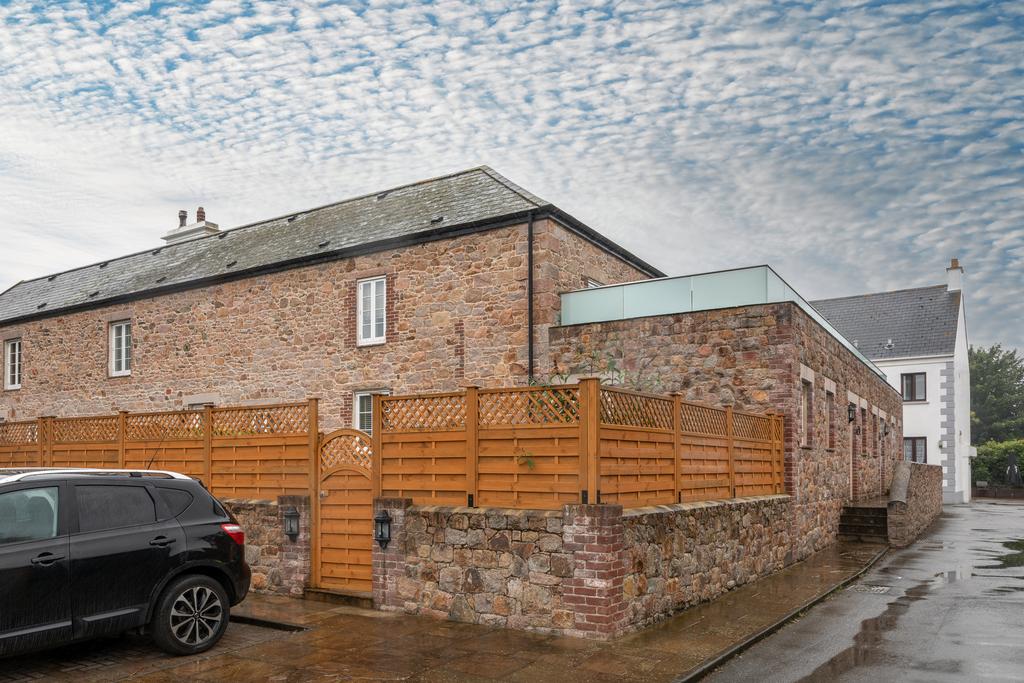 La Rue Des Varvots, St. Lawrence, Jersey 3 bed semidetached house £