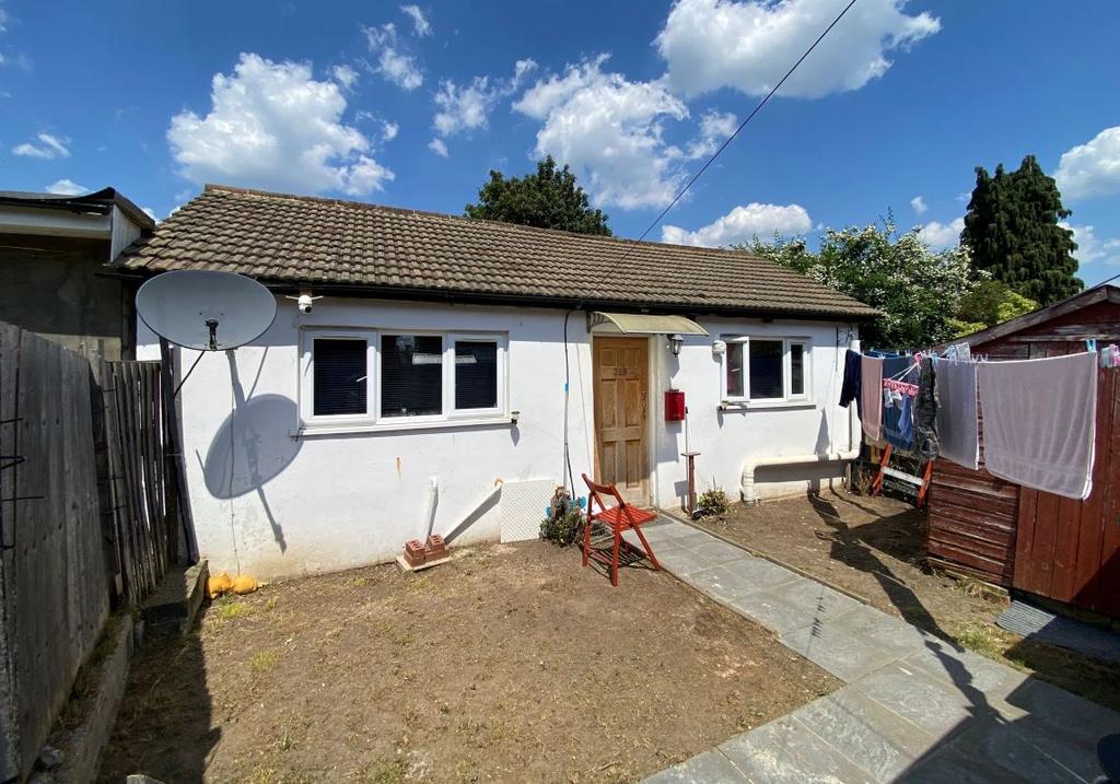39B Central Avenue, Enfield... 1 bed bungalow £80,000