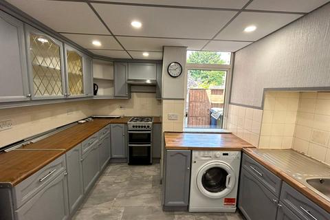 2 bedroom maisonette to rent, London Road, Binfield, Bracknell, Berkshire, RG42