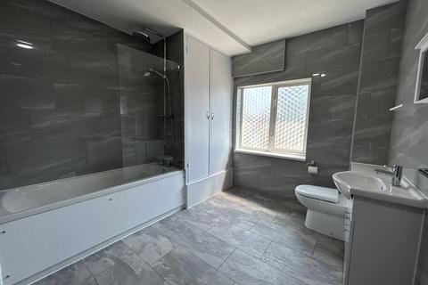 2 bedroom maisonette to rent, London Road, Binfield, Bracknell, Berkshire, RG42