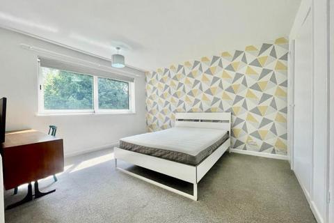 2 bedroom apartment to rent, Kent Avenue, W13