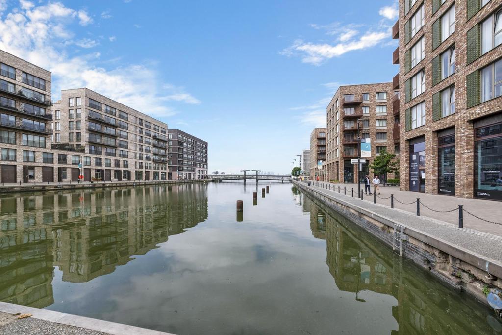 Shackleton Way, Beckton, London E16 2 bed duplex £495,000