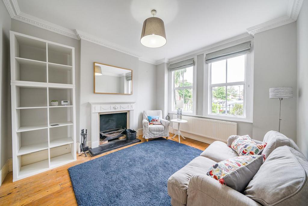 Robertson Street, Battersea 2 bed flat for sale £635,000