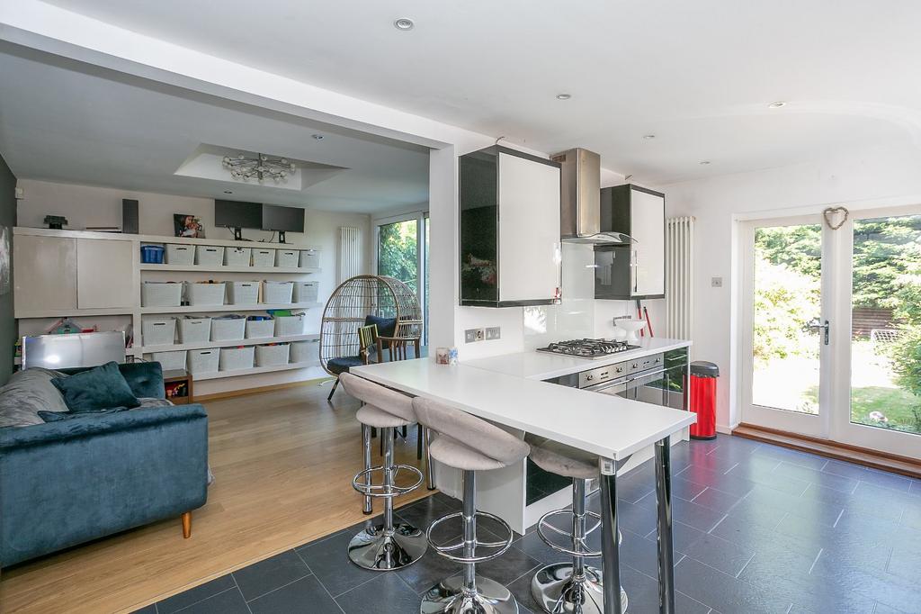 Avenue Rise, Bushey Villlage... 4 bed semidetached house £875,000