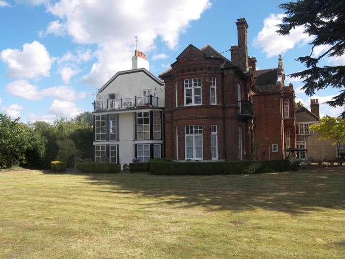 The Old Manor House, Thames Ditton KT7 2 bed flat £1,450 pcm (£335 pw)