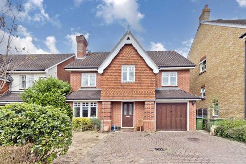 5 bedroom detached house to rent, Haywards Road, Thames Ditton KT7