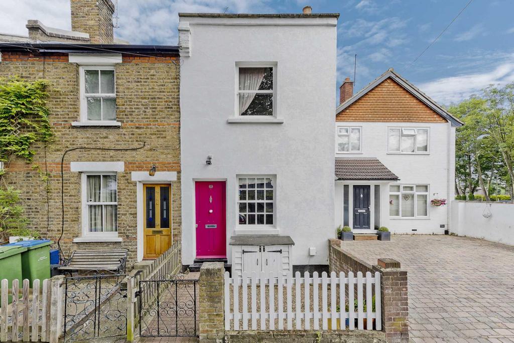 Queens Road, Thames Ditton KT7 2 bed end of terrace house £2,150 pcm