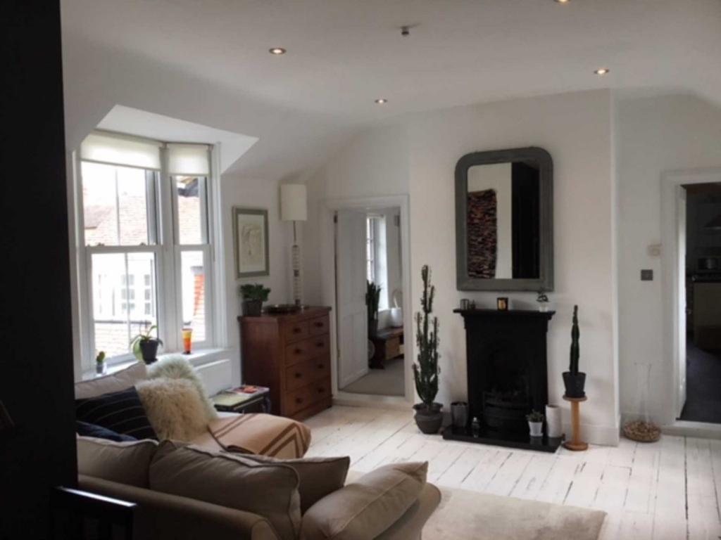 Watts Road, Thames Ditton KT7 1 bed apartment to rent £1,395 pcm (£