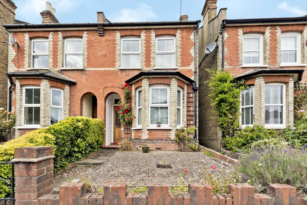 Thorkhill Road, Thames Ditton KT7 3 bed semidetached house £650,000