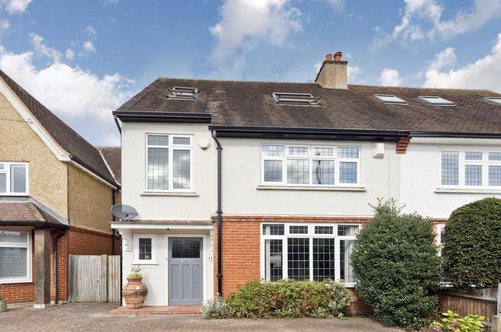 St Leonard`s Road, Thames Ditton KT7 5 bed semidetached house £1,275,000