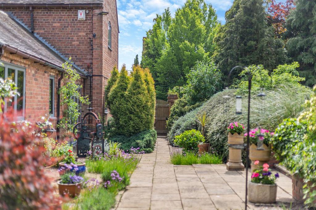 Hall Lane, Shifnal, Shropshire TF11 9LQ 6 bed barn conversion for sale