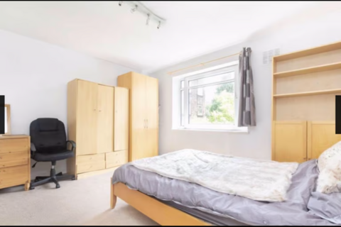 3 bedroom flat to rent - Cromwell Court, Kingston upon Thames, London KT2