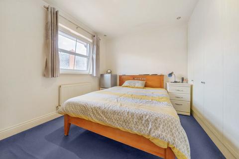 3 bedroom semi-detached house for sale - Falconer Road, Fleet, Hampshire, GU51