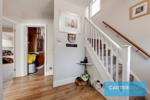 10 Crescent Avenue, Grays, RM17 6AZ