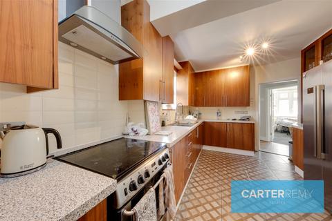 10 Crescent Avenue, Grays, RM17 6AZ