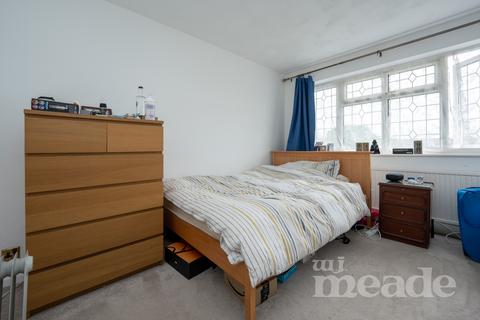 90c Richmond Crescent, London, E4 9RU