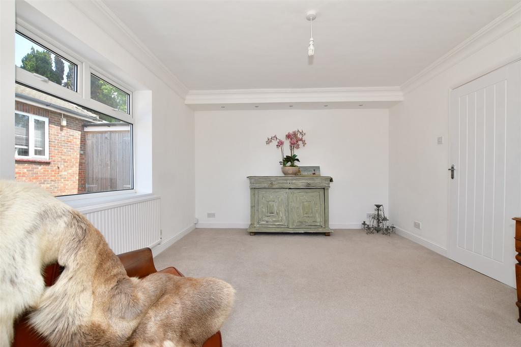 Snodhurst Avenue, Walderslade, Chatham, Kent 3 bed semidetached