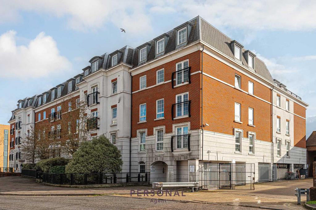 Station Approach, Epsom 2 bed apartment to rent £1,900 pcm (£438 pw)