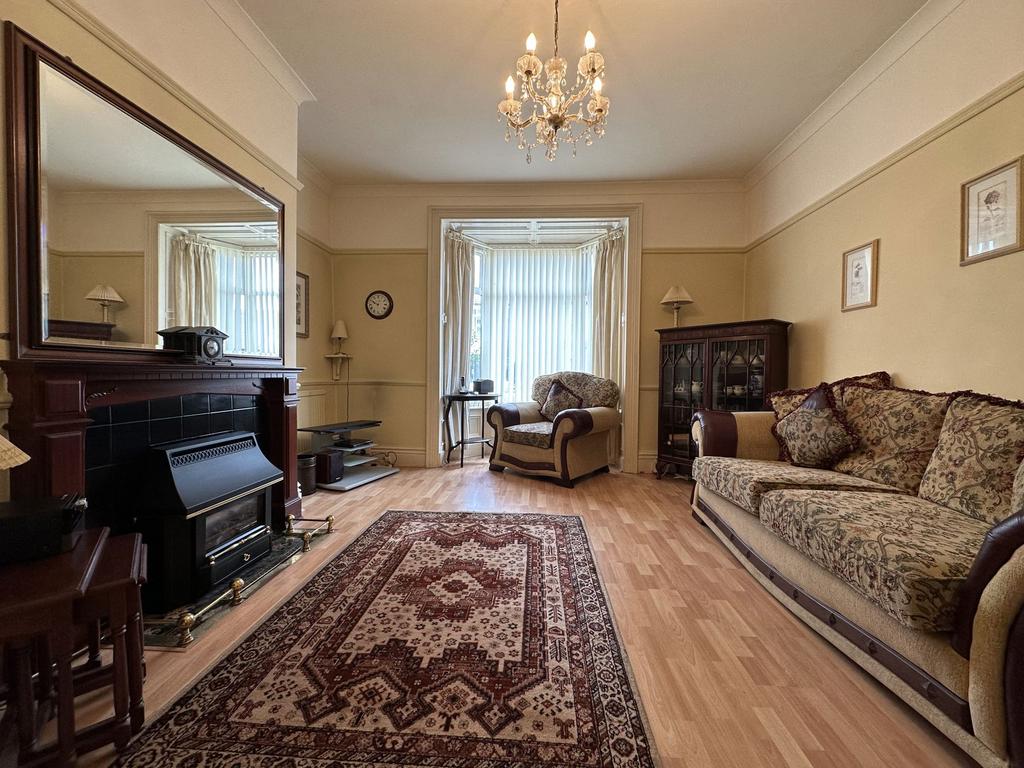 Front Street, East Boldon, Tyne and Wear, NE36 0SA 4 bed terraced house