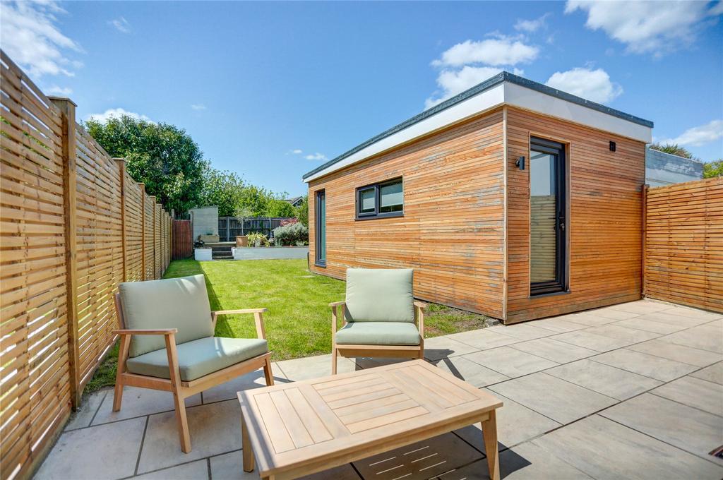 Upper Kingston Lane, ShorehambySea, West Sussex, BN43 4 bed semi