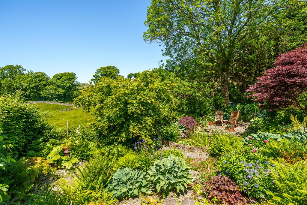 Attractive rear garden