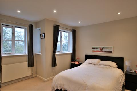 2 bedroom apartment for sale - Brittain Road, Hersham KT12