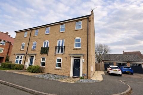 4 bedroom end of terrace house for sale, Pond Close, Fernwood