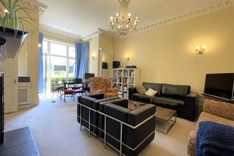 2 bedroom flat to rent, Headingley Lane, Leeds, West Yorkshire, LS6