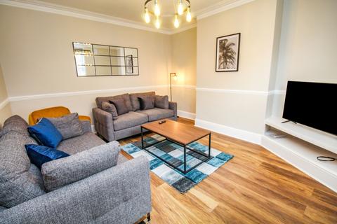 6 bedroom terraced house to rent, Cardigan Road, Hyde Park, Leeds, LS6
