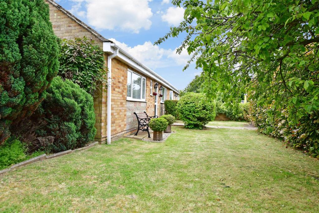 Foads Hill, Cliffsend, Ramsgate, Kent 3 bed chalet for sale £350,000