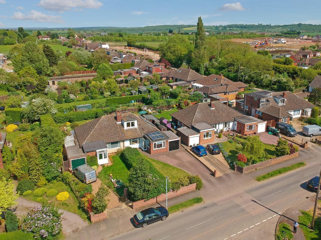 Bedford Road, Houghton Conquest, Bedfordshire, MK45 3NA 4 bed bungalow