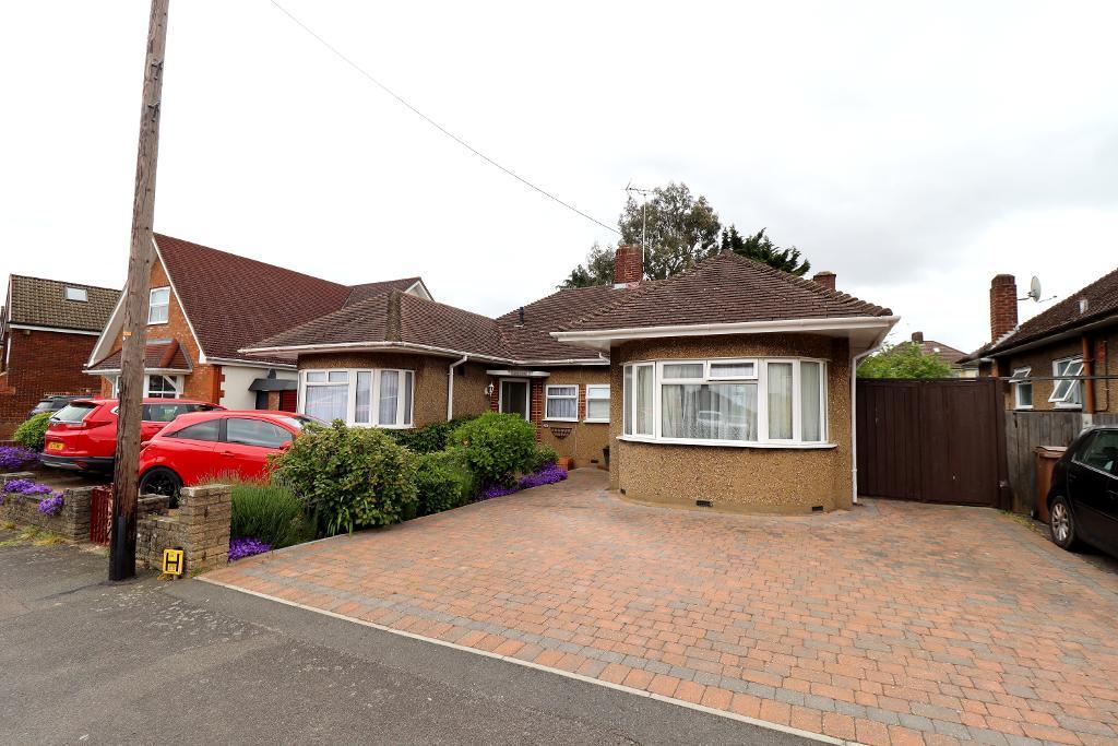 Felstead Way, Round Green, Luton... 2 bed bungalow £310,000