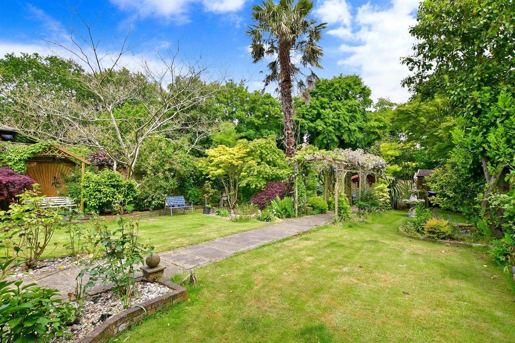 Hallsfield Road, Walderslade... 2 bed detached bungalow £500,000