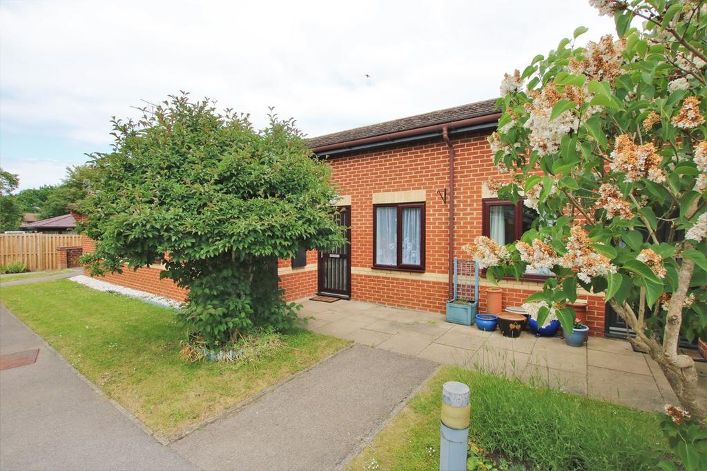 Court, Wokingham, RG41 2 bed bungalow for sale £300,000