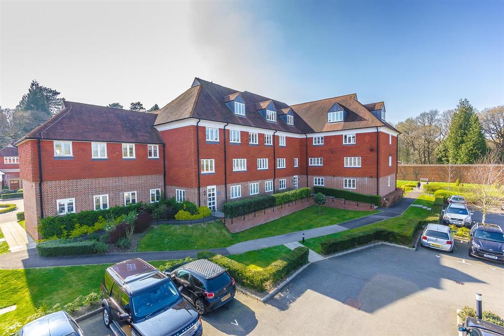 Elizabeth Drive, Banstead 2 bed apartment to rent £1,500 pcm (£346 pw)