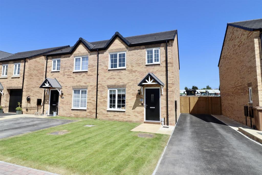 Young Drive, Market Weighton, York 3 bed semidetached house for sale