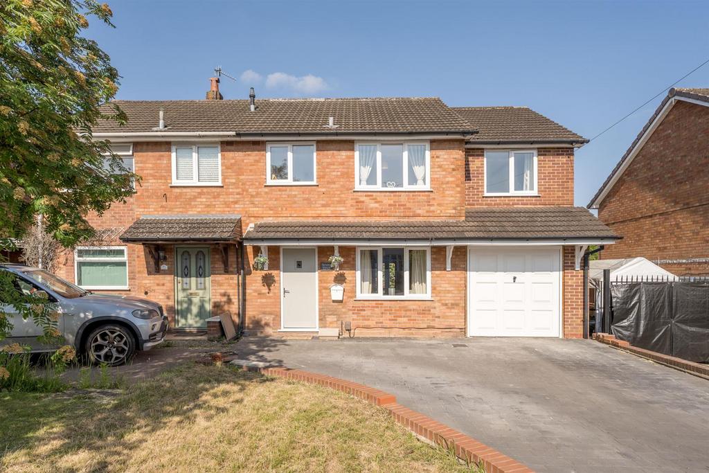 Lane, Kingswinford, DY8 5PX 4 bed semidetached house £360,000