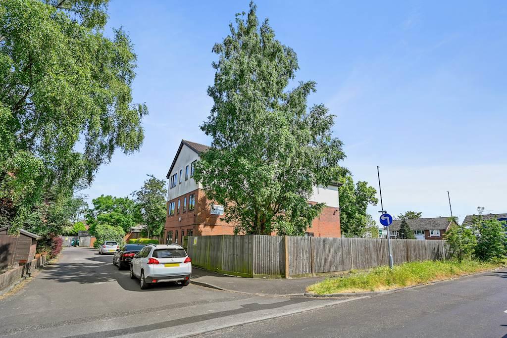 Scotts Avenue, SunburyOnThames TW16 1 bed flat for sale £225,000
