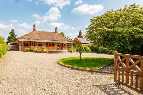 2 bedroom detached bungalow for sale - Thirsk Road, Easingwold, York