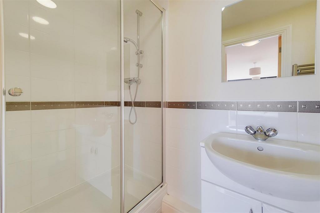 3 Main Ensuite-0.jpg
