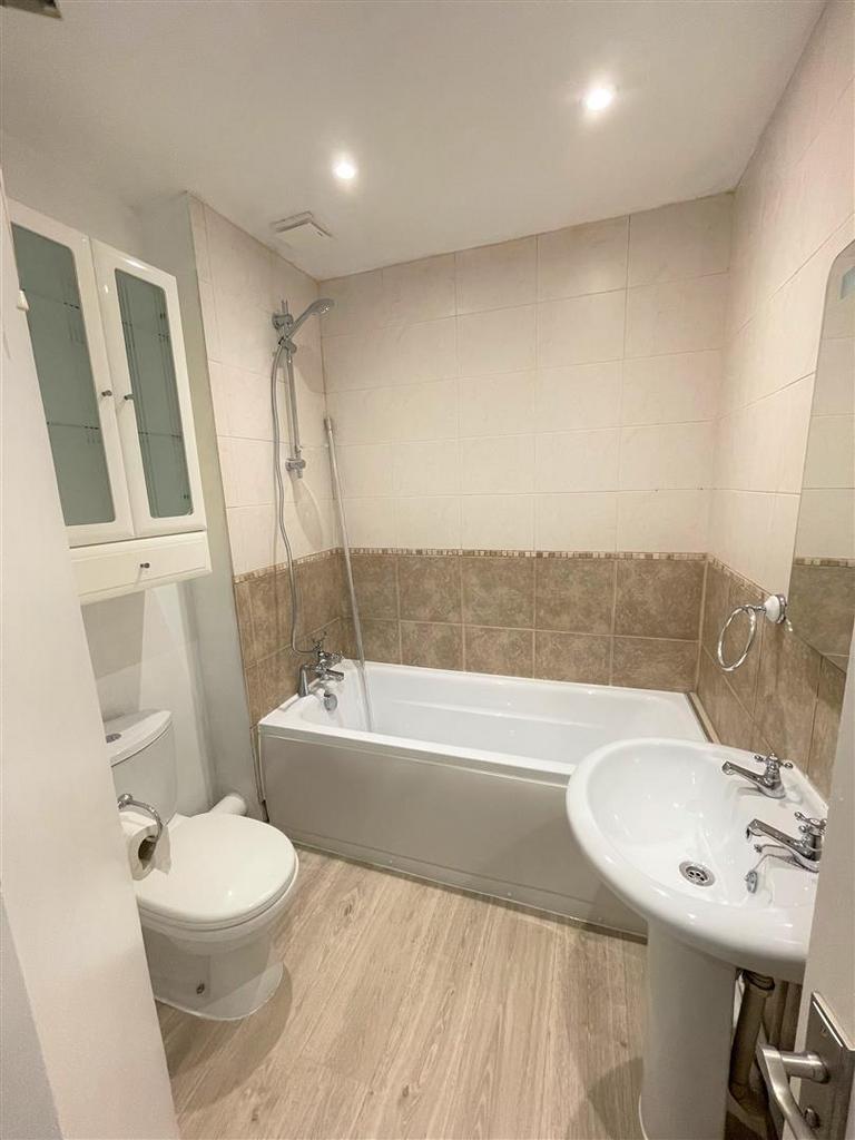 18 kern close bathroom.JPG