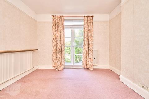 17 Hogarth Gardens, Hounslow, TW5 0QS