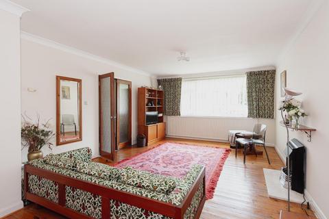 4 Cedar Close, Epsom, KT17 4HG