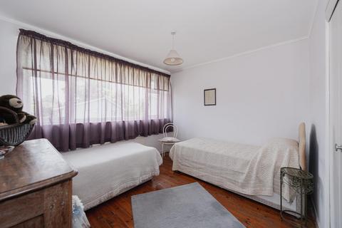 4 Cedar Close, Epsom, KT17 4HG