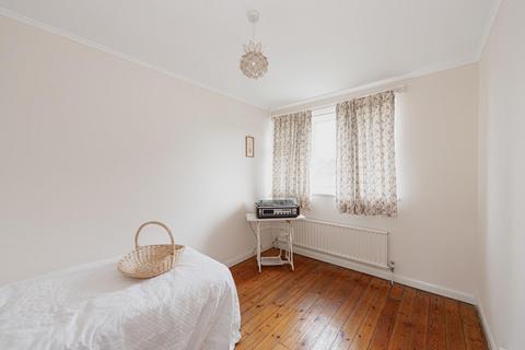 4 Cedar Close, Epsom, KT17 4HG