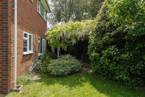 4 Cedar Close, Epsom, KT17 4HG