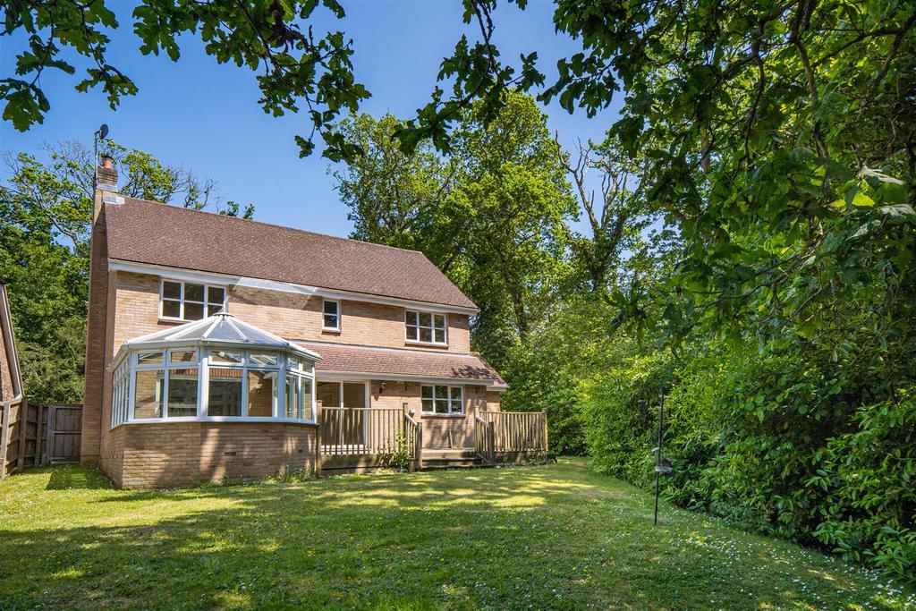 QUARR, BINSTEAD 4 bed detached house for sale £695,000